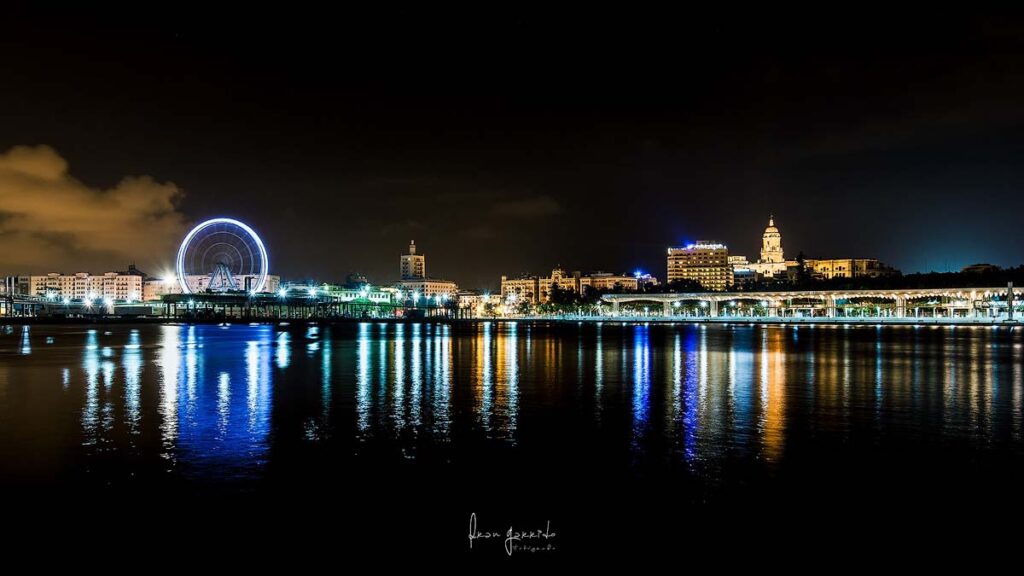 Panorámica Málaga Nocturna desde Muelle Uno