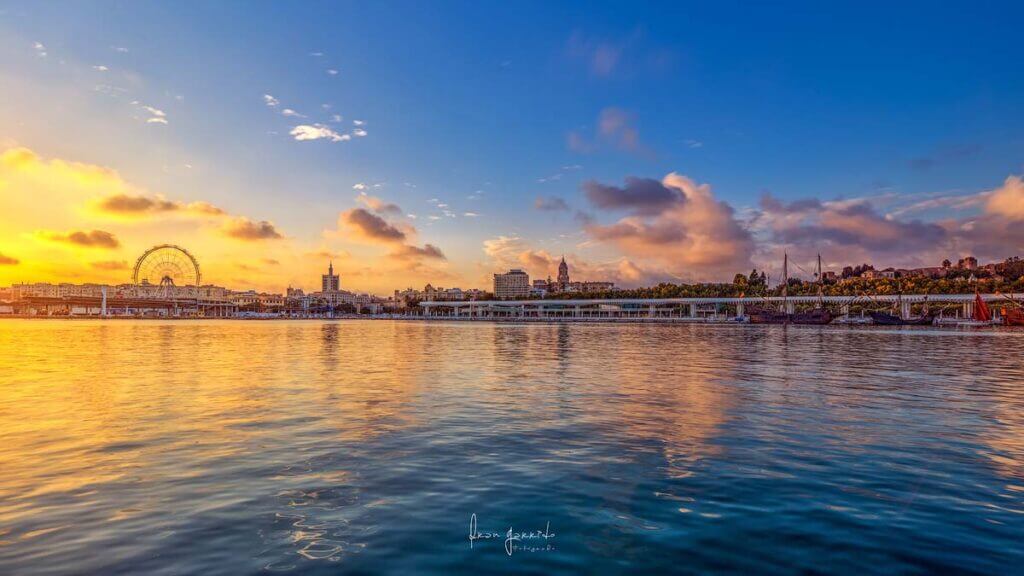 Panorámica atardecer Málaga Muelle Uno Palmeral